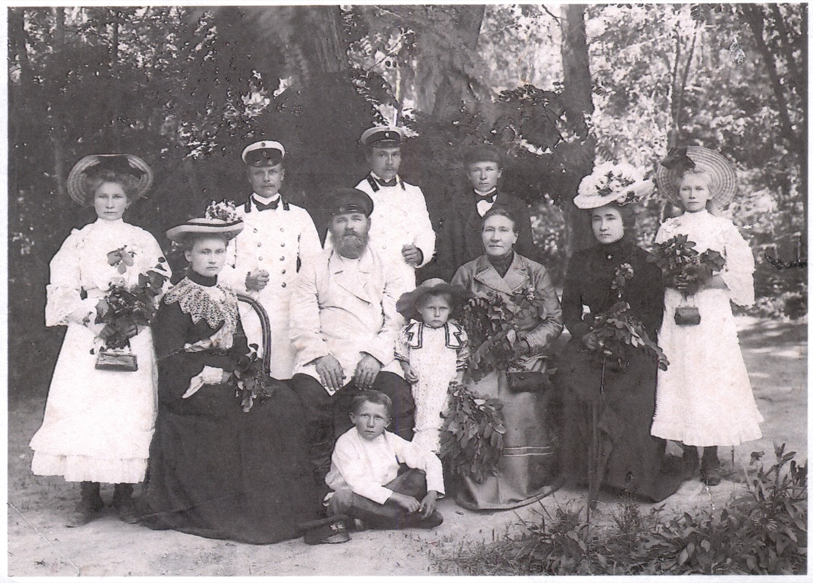 Семейное фото в городском парке Джаркента, 1911 год