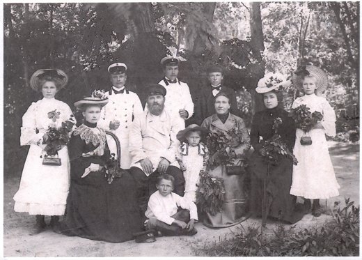 Семья Никиты Фёдоровича Зуева (1858-1917) в городском парке Джаркента, 1911 г. Слева направо: Ольга, Мария, муж Марии, Н