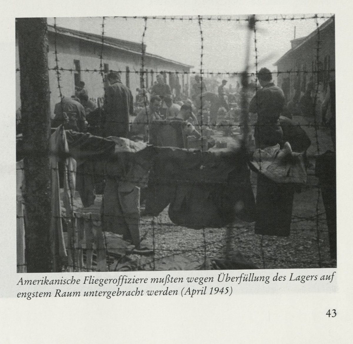 Американские лётчики в переполненном лагере, апрель 1945