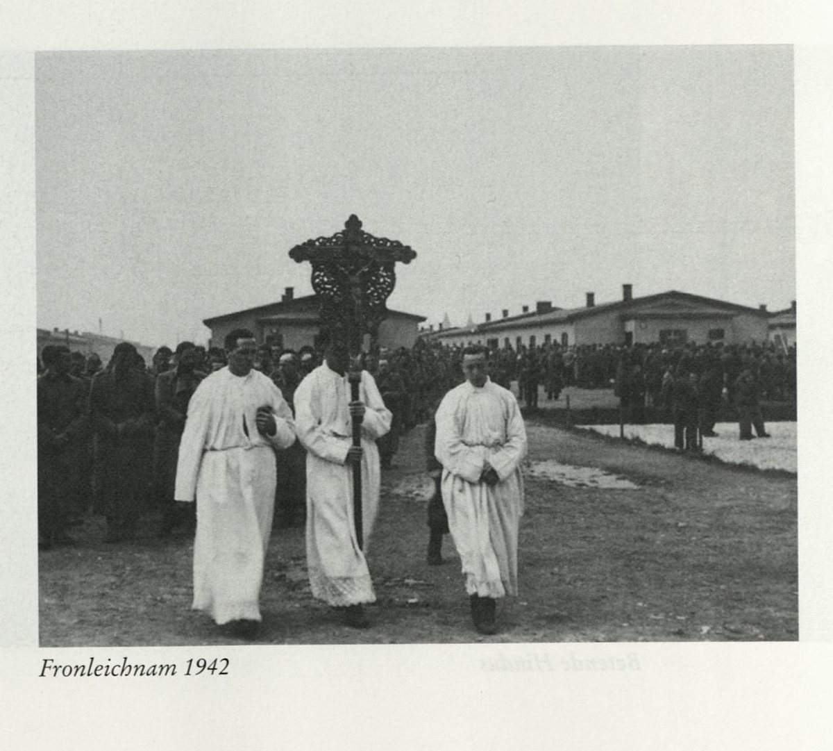 Процессия в лагере, второй снимок