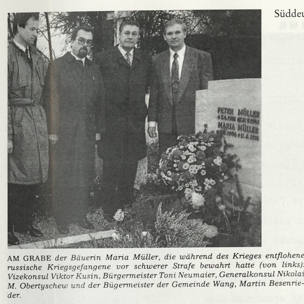 Фотография из «Süddeutsche Zeitung»: четверо мужчин у могилы Марии Мюллер с венком, справа надгробие с надписью PETER MÜLLER и MARIA MÜLLER